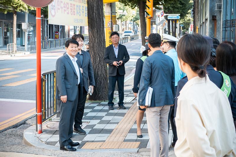 계양구 교통안전 캠페인 참여자들이 작전초등학교 앞 통학로에서 학생들에게 교통안전 수칙을 안내하고 있다.