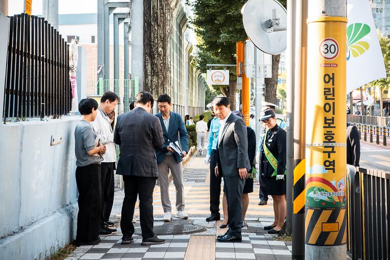계양구 교통안전 캠페인 참여자들이 어린이보호구역 내 통학로 안전 시설물을 점검하고 있다.