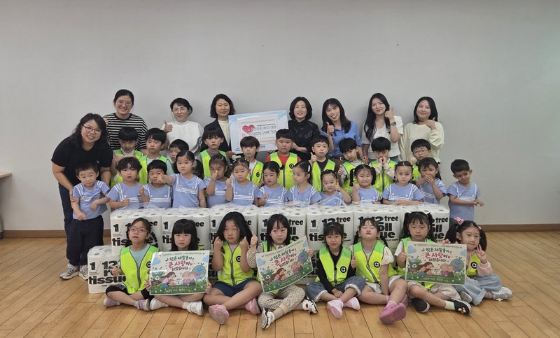 주안6동 어린이집 원아와 학부모, 교직원들이 자원순환 가게에서 재활용품을 전달하고 포인트를 적립하고 있다.