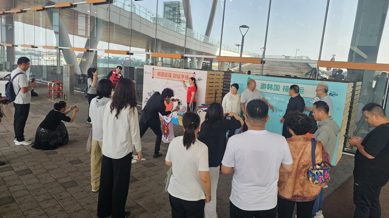 인천항 국제여객터미널에서 열린 한중카페리 여객 환영행사에서 참가자들이 프로그램을 즐기고 있다.