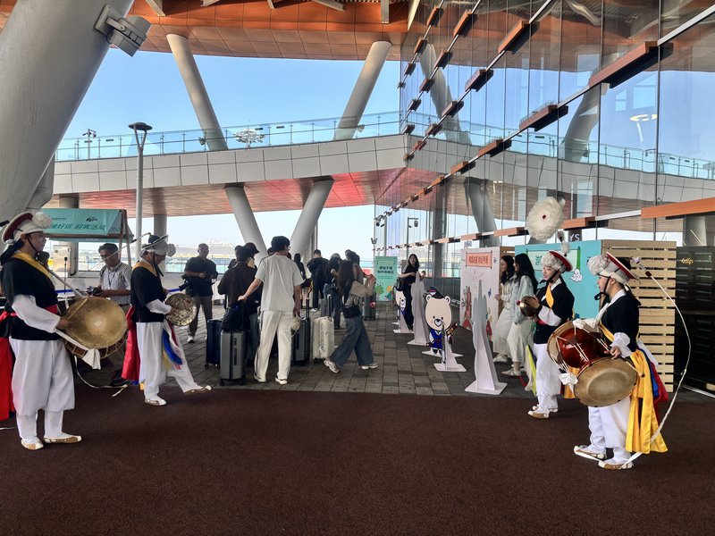인천항 국제여객터미널에서 열린 한중카페리 여객 환영행사에서 참가자들이 프로그램을 즐기고 있다.
