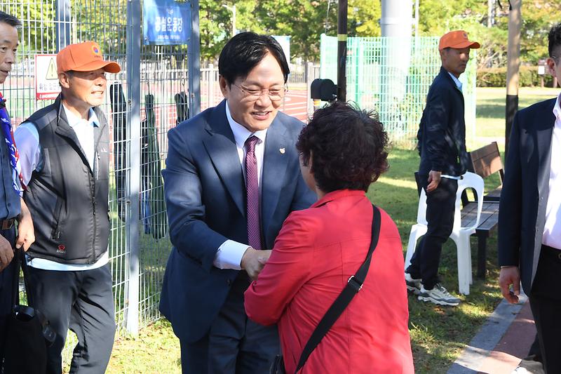 어르신들이 강화군 노인의 날 기념행사에서 읍·면 대항 체육대회 종목을 겨루고 있다.