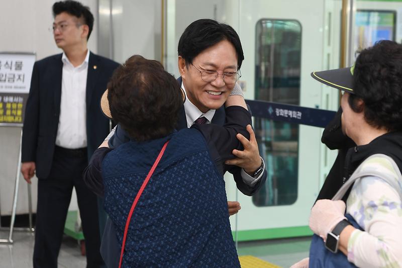 강화군 노인의 날 기념식에서 노인복지 유공자들이 표창을 받고 있다.