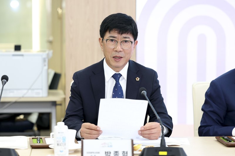 인천시의회 박종혁 의장이 29일 경기도의회 대회의실에서 열린 대한민국시도의회의장협의회 2026년 제6차 임시회에서 군부대 이전사업 개선 관련 건의안을 발표하고 있다.