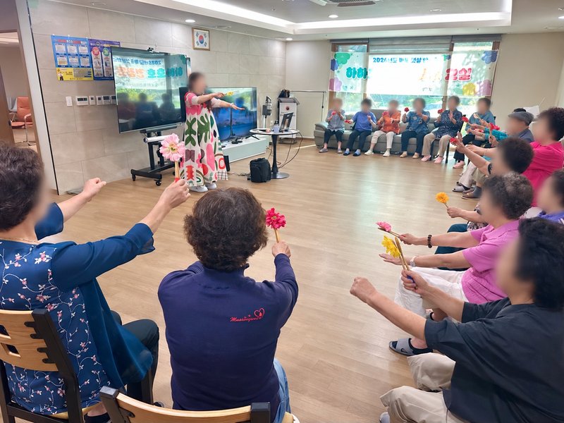 제물포구 송림1동 지역사회보장협의체가 연 건강 웃음 교실 현장