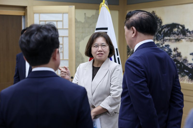 대한항공 항공정비 클러스터 조성 및 상생을 위한 투자·입주 협약 참석자들이 기념 촬영을 하고 있다.