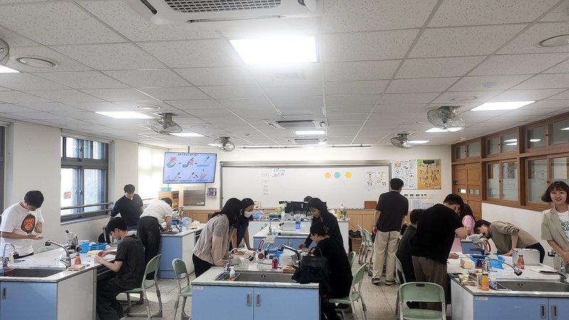 지능형과학실 교원 역량 강화 연수에서 참여 교원들이 첨단 탐구 도구를 활용해 실습하고 있다. 인천시교육청 제공