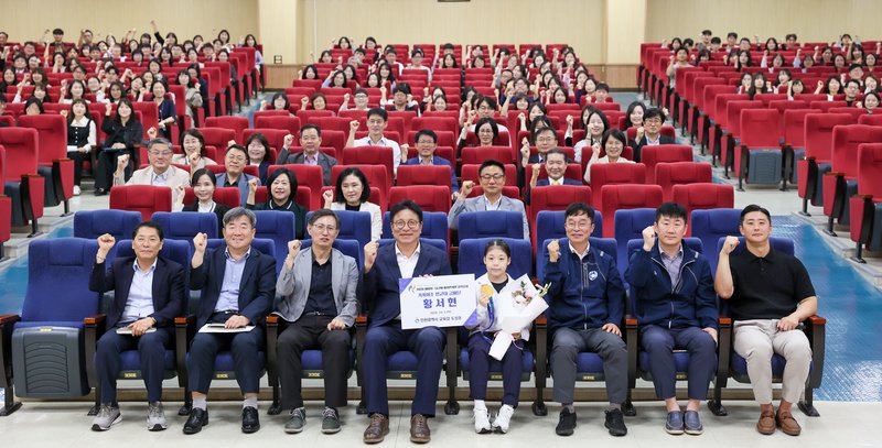 장학금 전달식에서 황서현 선수와 교육청 직원들이 기념촬영을 하고 있다. 인천시교육청 제공