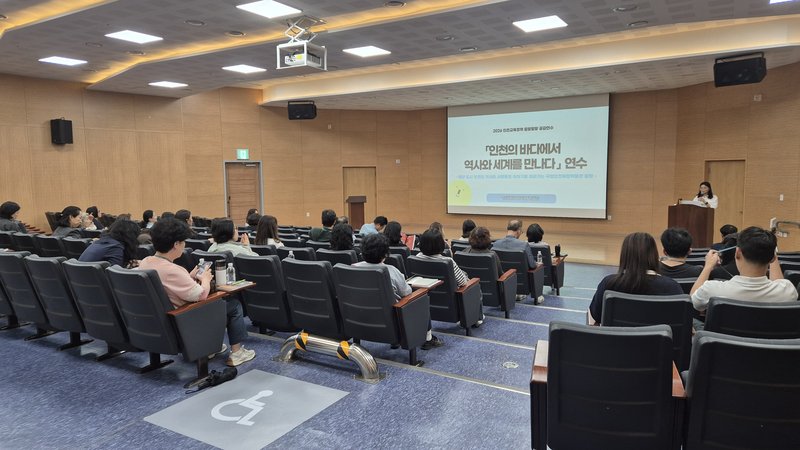 인천시교육청교육연수원 교사 연수 참가자들이 국립인천해양박물관에서 해설을 들으며 전시를 둘러보고 있다. 인천시교육청 제공