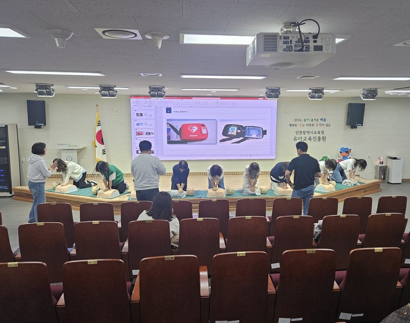 유치원 방과후 과정 교(강)사들이 심폐소생술 실습 교육에 참여하고 있다. 인천시교육청 제공