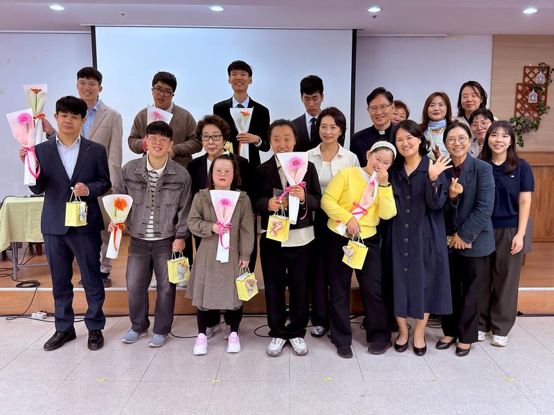 꿈땅도서관에서 열린 ‘청년문고 북콘서트’에서 예림원 청년 9명이 그림책 작가로 첫 출간을 기념하고 있다.