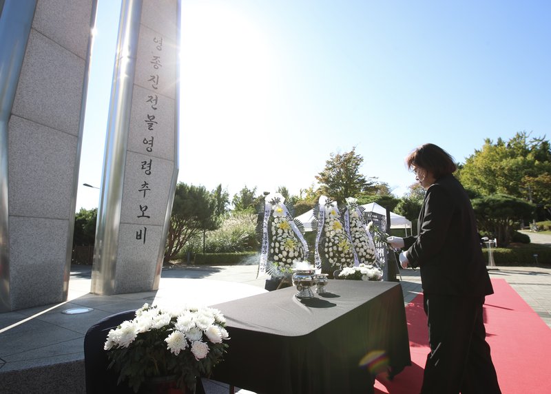 손화정 영종구청장이 영종진 전몰 영령 추모비 앞에서 헌화하고 있다.
