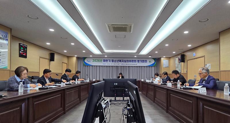 계양구 청소년복지심의위원회 회의에 참석한 위원들이 기관 간 연계 지원 방안을 논의하고 있다.