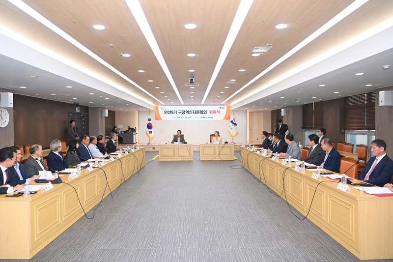 연수구 민선 9기 구정혁신자문회의 위원들이 위촉식에서 기념 촬영을 하고 있다.