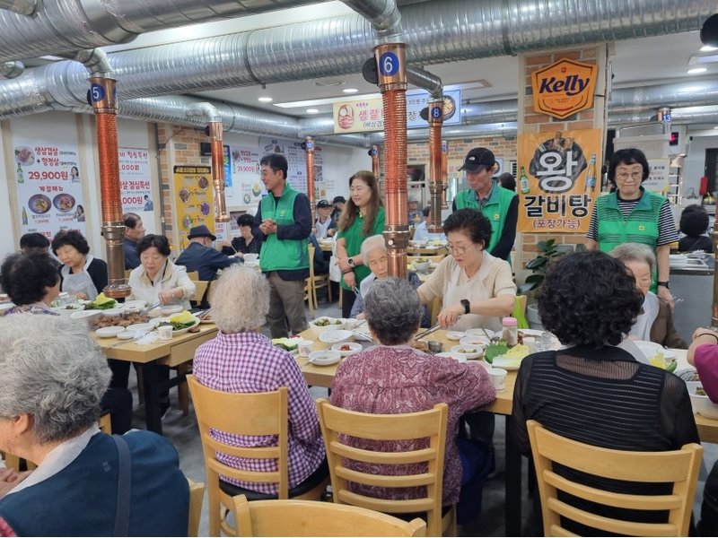연수3동 새마을지도자협의회와 새마을부녀회가 마련한 한가위 어르신 점심 나눔 행사 모습