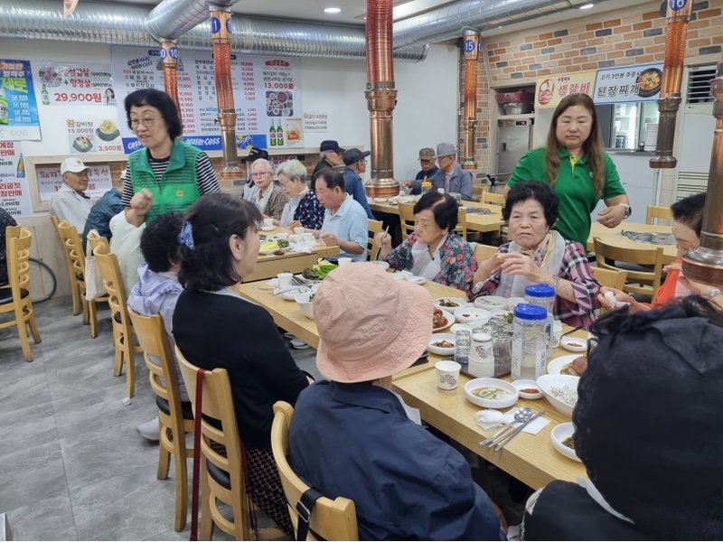 연수3동 새마을 회원들이 어르신들에게 식사를 대접하고 있다.