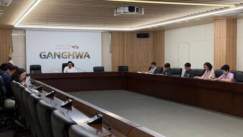 강화군이 국정시책 합동평가 정량지표 추진상황 보고회를 열고 있다.