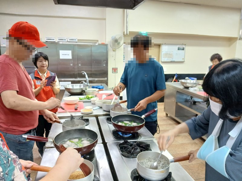 만석동 지역사회보장협의체가 취약계층에 밑반찬을 전달하고 함께 만드는 사업을 진행하고 있다.