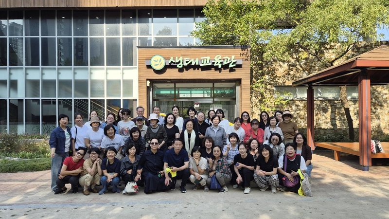 송도1동 통장회 회원들이 송도 새아침공원 내 생태교육관에서 환경·생태 체험에 참여하고 있다.