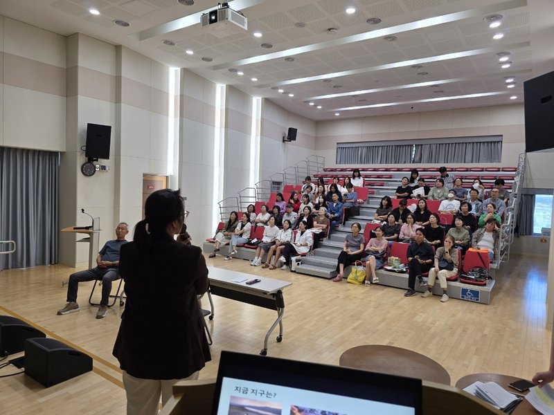 송도4동 행정복지센터가 통장들을 대상으로 진행한 ‘찾아가는 자원순환 교실’에서 참석자들이 강사의 설명을 듣고 있다.