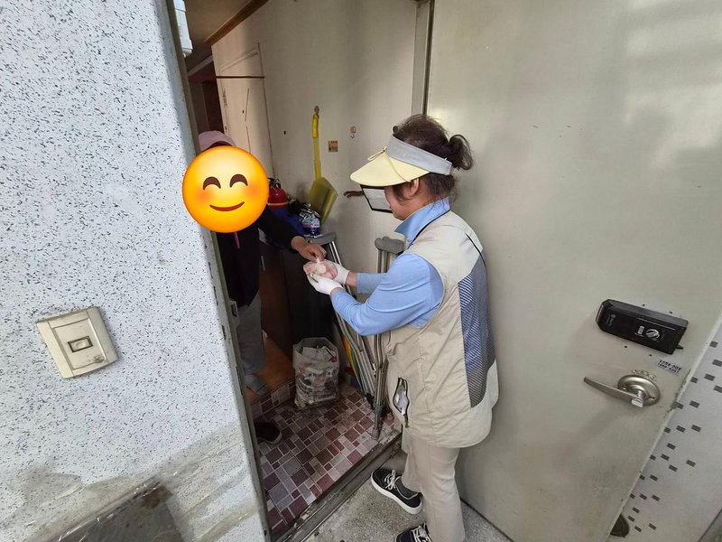 간석3동 통장자율회 회원들이 홀몸어르신을 찾아 야쿠르트를 전달하고 안부를 확인하고 있다.