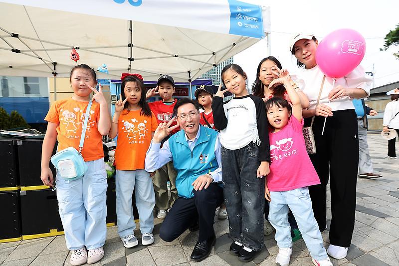 소래포구축제 기간 방문객들이 프로그램에 참여하고 있다.