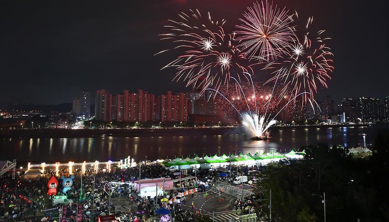소래포구축제 현장에서 방문객들이 축제를 즐기고 있다.