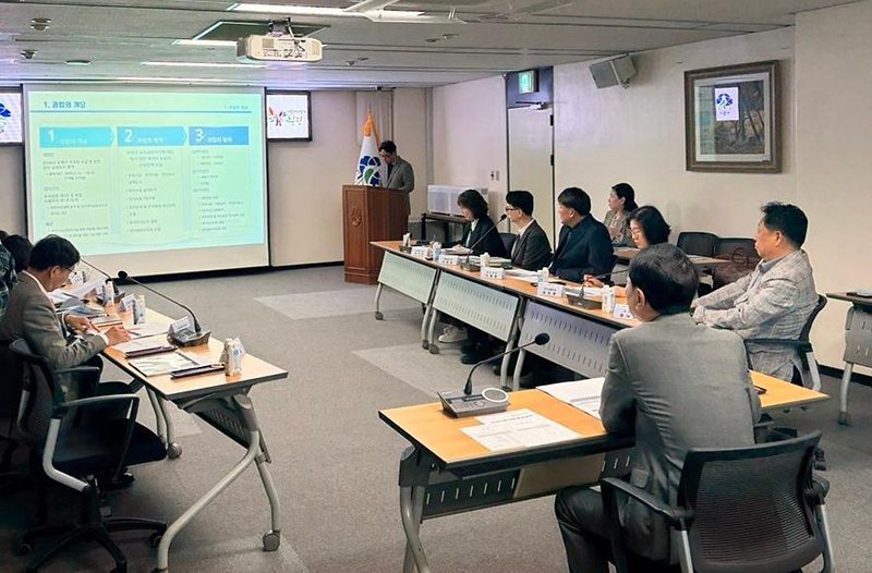 부평구가 10월 6일 연 주차장 수급실태 및 안전관리 실태조사 용역 최종보고회에서 참석자들이 조사 결과를 점검하고 있다.