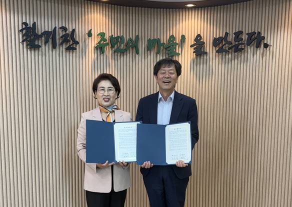 성·미가엘종합사회복지관과 제물포구가족센터가 지역·가족복지 강화를 위한 업무협약을 체결한 모습