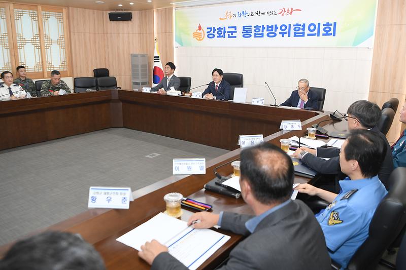 협의회 참석자들이 안건을 논의하고 있다.
