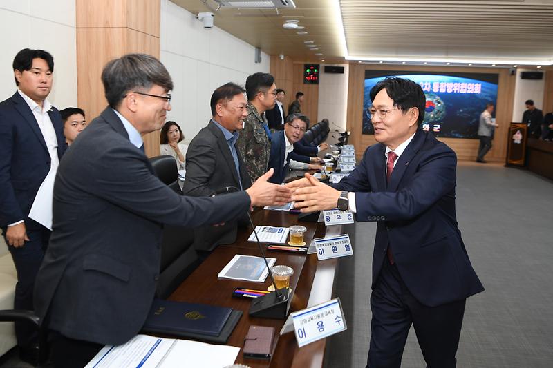 강화군과 군·경찰·소방 관계자들이 통합방위협의회에 참석하고 있다.