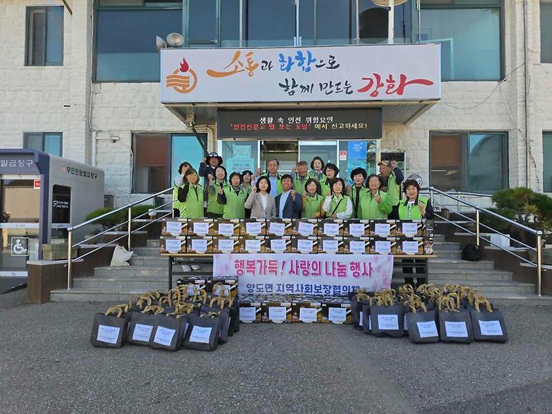 양도면 지역사회보장협의체 위원들이 취약계층 가구에 전달할 두유와 쑥마늘 영양밥을 준비하고 있다.