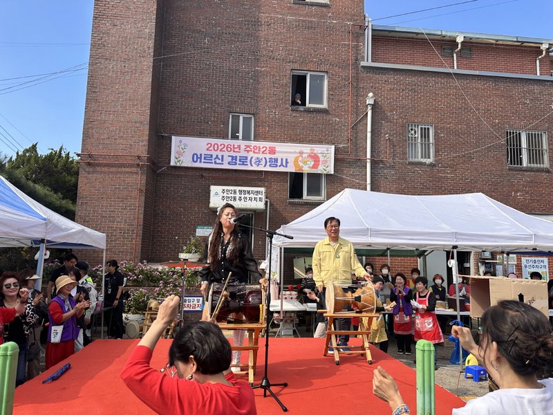 주안2동 경로 행사에서 어르신들이 식사를 하고 있다. 미추홀구 제공