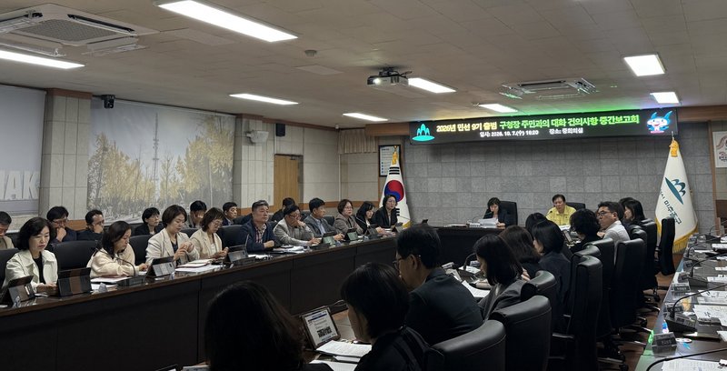 김정식 미추홀구청장이 중간 보고회에서 직원들에게 당부하고 있다. 미추홀구 제공
