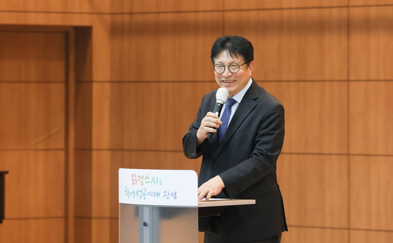제4회 어린이 동시 쓰기 공모전 시상식 참석자들이 수상작 낭송을 듣고 있다. 인천시교육청 제공