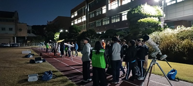 인천남부영재교육원 학생들이 항공우주캠프에서 천체 관측 프로그램에 참여하고 있다. 인천시교육청 제공