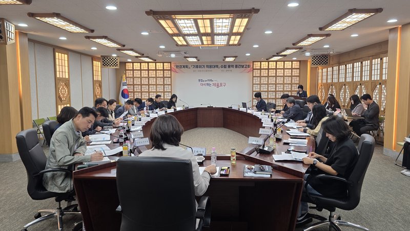 제물포구가 송림청사 갈매기홀에서 ‘환경계획, 기후위기 적응대책 수립 용역’ 중간보고회를 열고 있다.
