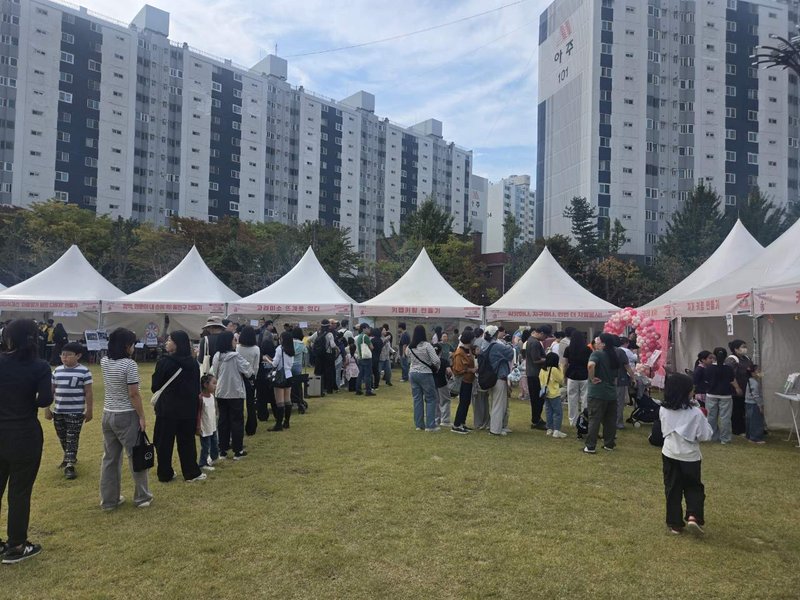 ‘제10회 연수구 사회복지박람회’에서 주민들이 복지기관 부스를 둘러보고 있다.