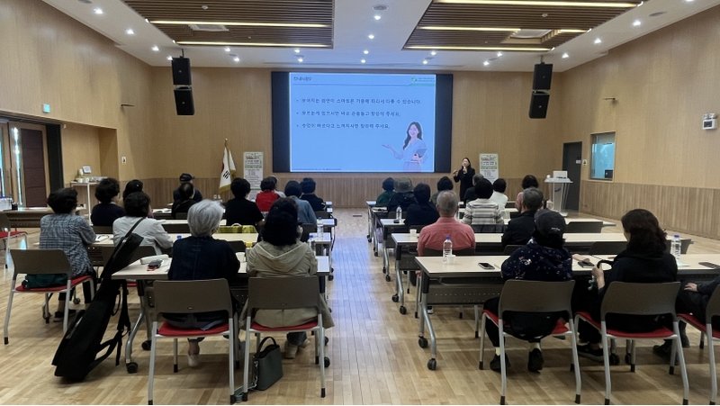 송도5동 어르신 대상 ‘디지털·인공지능 교실’에서 교육을 받는 참가자들