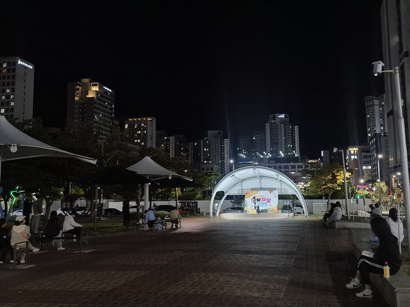 퇴근길 주민들이 별빛광장에서 ‘문화가 있는 날’ 2회차 공연을 감상하고 있다.