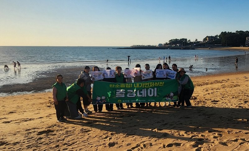용유동 새마을부녀회 회원들이 을왕리해변에서 환경정화 활동을 하고 있다.