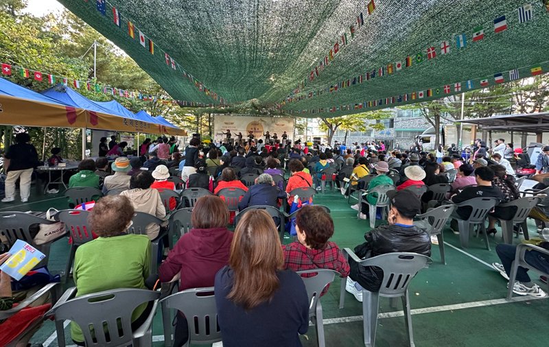 문학동 주민총회와 마을 축제 '놀자! 문학에서'가 열린 삼호어린이공원의 행사 모습. 미추홀구 제공