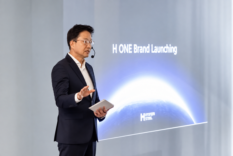 김성민 현대제철 영업본부장(전무)이 'H ONE' 브랜드 론칭 행사에서 출범 배경과 비전, 향후 사업 방향을 설명하고 있다.