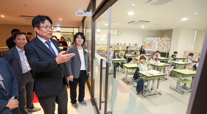 용현 거점형 늘봄센터 개소 행사에 참석한 관계자들. 인천시교육청 제공
