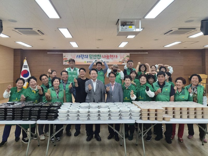 제물포구 율목동 새마을협의회·부녀회 회원들이 취약계층에 전달할 밑반찬 나눔행사를 진행하고 있다.