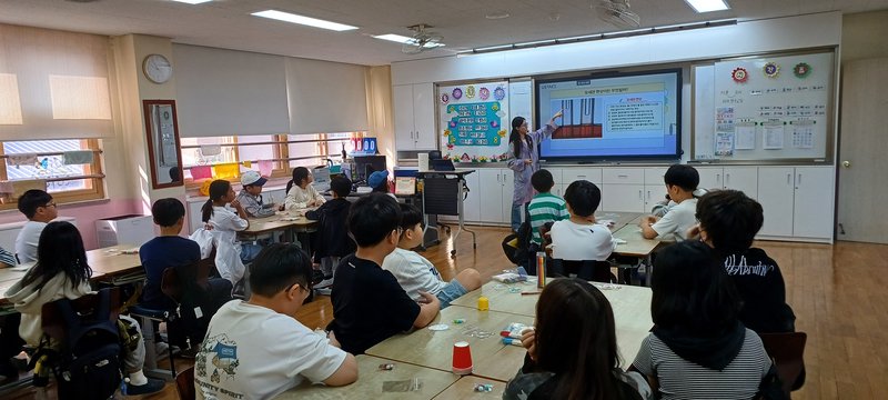 학교로 찾아가는 과학탐구교실에서 학생들이 실험 활동을 하고 있다. 인천시교육청 제공