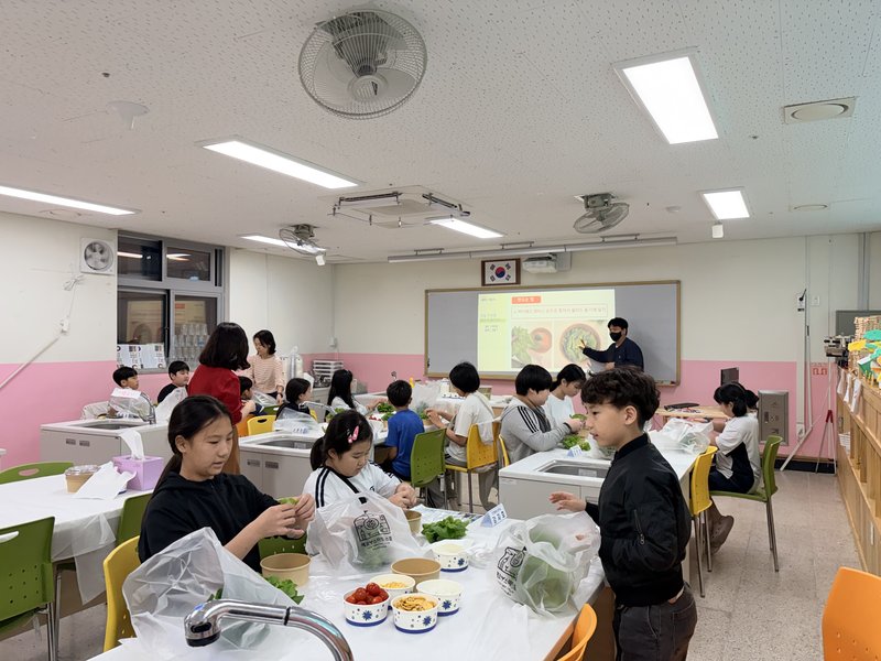 서부 에코스마트팜 활용 체험 교육에 참여한 초등학생들이 체험 활동을 하고 있다. 인천시교육청 제공