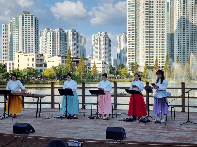 남동문화재단 생활문화동아리 ‘쓰담쓰담! 앙상블’이 해오름공원 야외공연장에서 ‘가을날, 음악으로 쓰담쓰담’ 공연을 선보이고 있다.