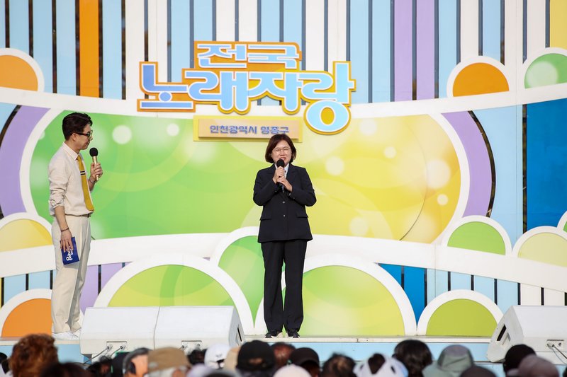 ‘KBS 전국노래자랑 영종구 편’ 무대에서 참가자가 공연하고 있다.