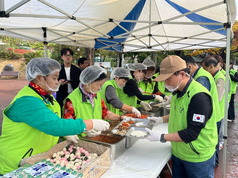 미추홀구종합자원봉사센터가 용현3동 비룡쉼터에서 운영한 'IBK 사랑의 밥차' 현장. 미추홀구 제공